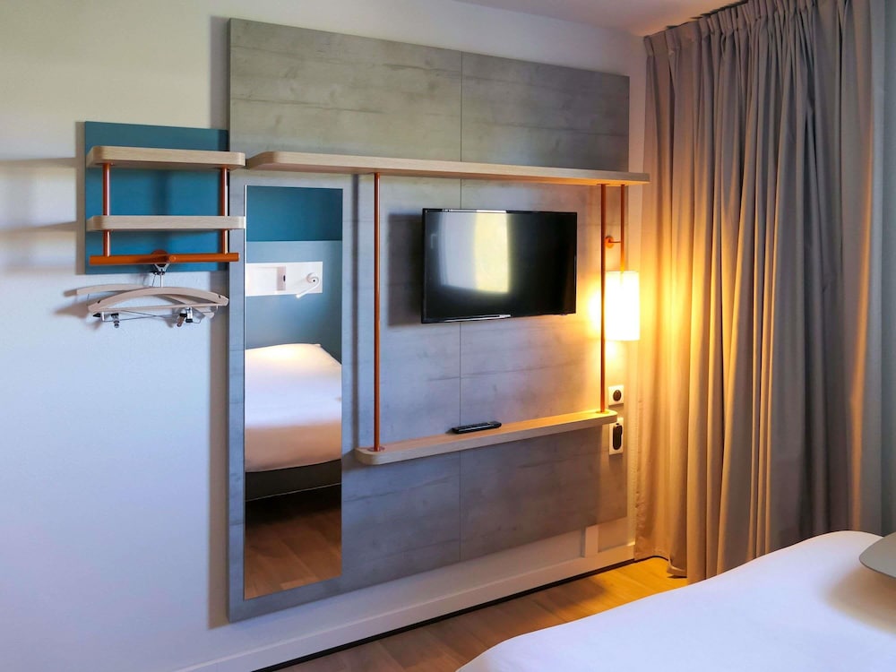 TRIPLE: habitación con una cama doble y una cama retráctil del hotel Ibis Budget Perigueux Boulazac. Foto 6