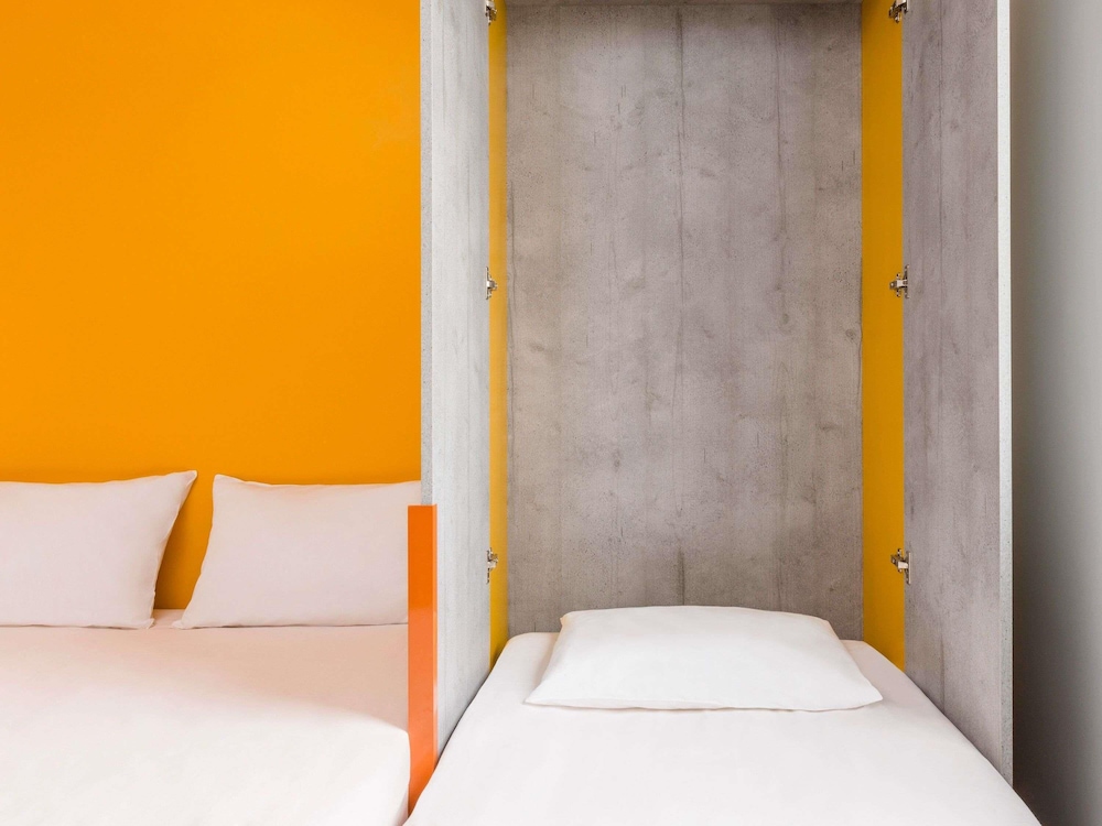 TRIPLE: habitación con una cama doble y una cama retráctil del hotel Ibis Budget Perigueux Boulazac. Foto 7