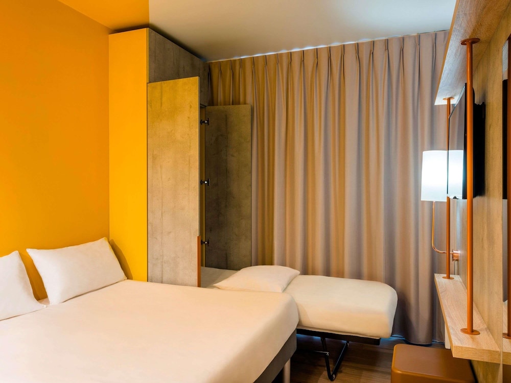 TRIPLE: habitación con una cama doble y una cama retráctil del hotel Ibis Budget Perigueux Boulazac. Foto 8