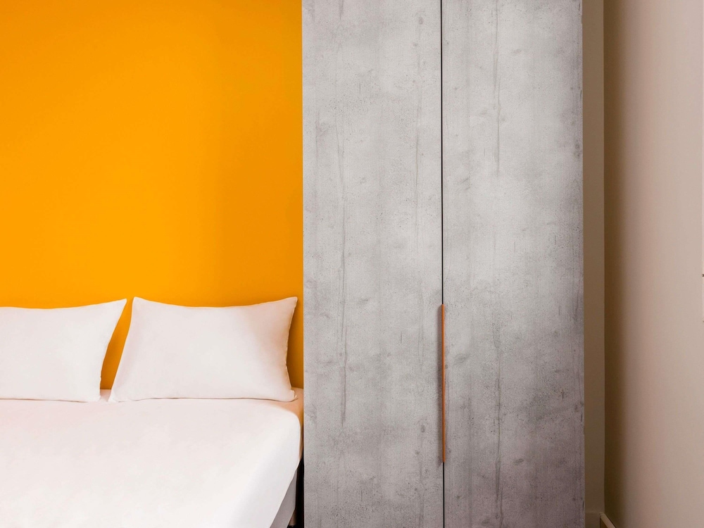 TRIPLE: habitación con una cama doble y una cama retráctil del hotel Ibis Budget Perigueux Boulazac. Foto 10