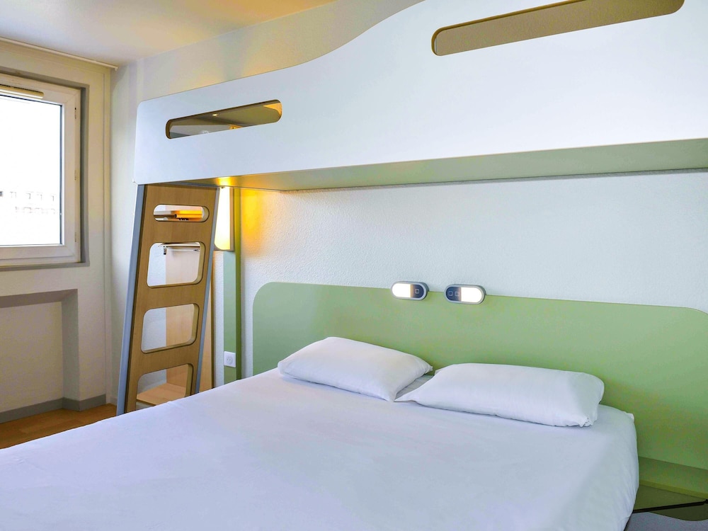 HABITACIÓN STANDARD con 1 cama doble y 1 litera del hotel Ibis Budget Bordeaux Le Lac. Foto 1