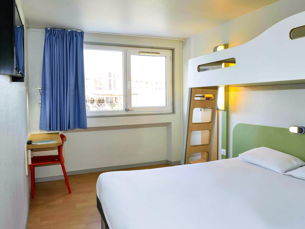 HABITACIÓN STANDARD con 1 cama doble y 1 litera del hotel Ibis Budget Bordeaux Le Lac. Foto 3