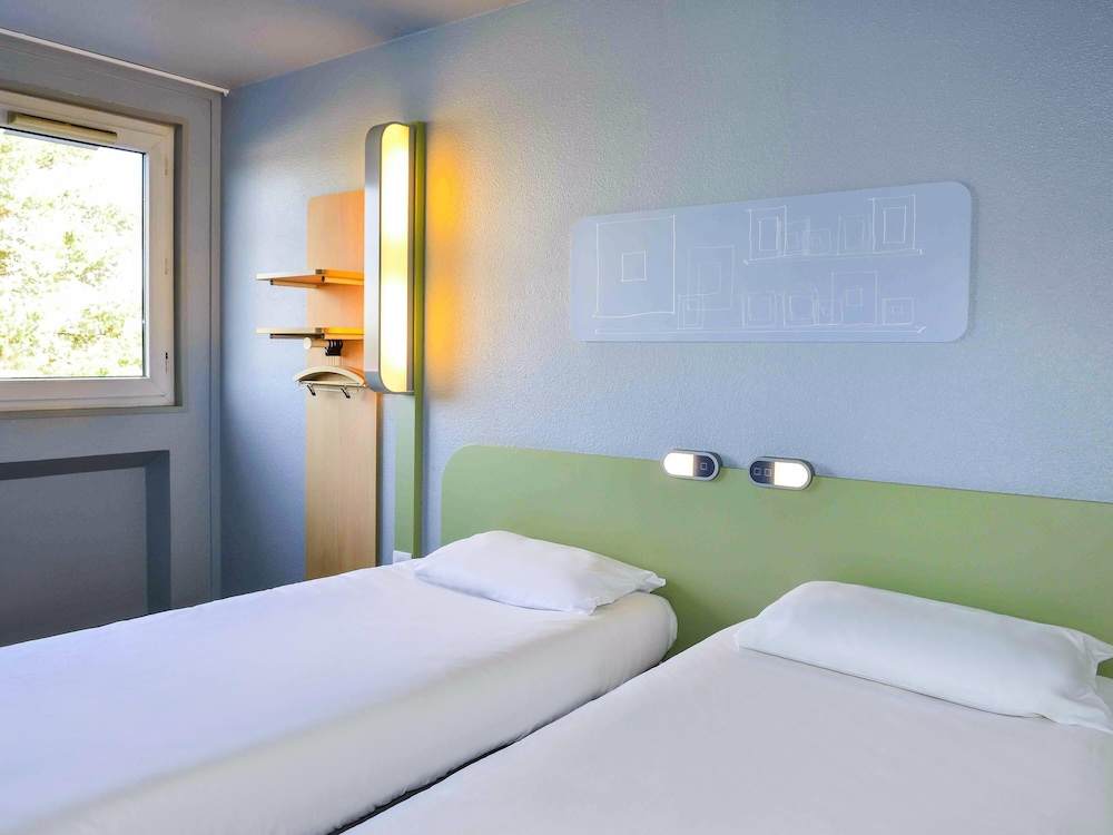 DOS CAMAS INDIVIDUALES. Habitación con dos camas individuales del hotel Ibis Budget Bordeaux Le Lac