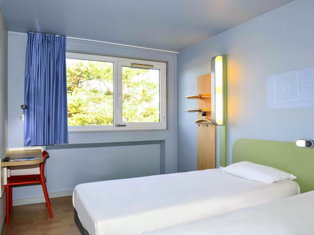 DOS CAMAS INDIVIDUALES. Habitación con dos camas individuales del hotel Ibis Budget Bordeaux Le Lac. Foto 4
