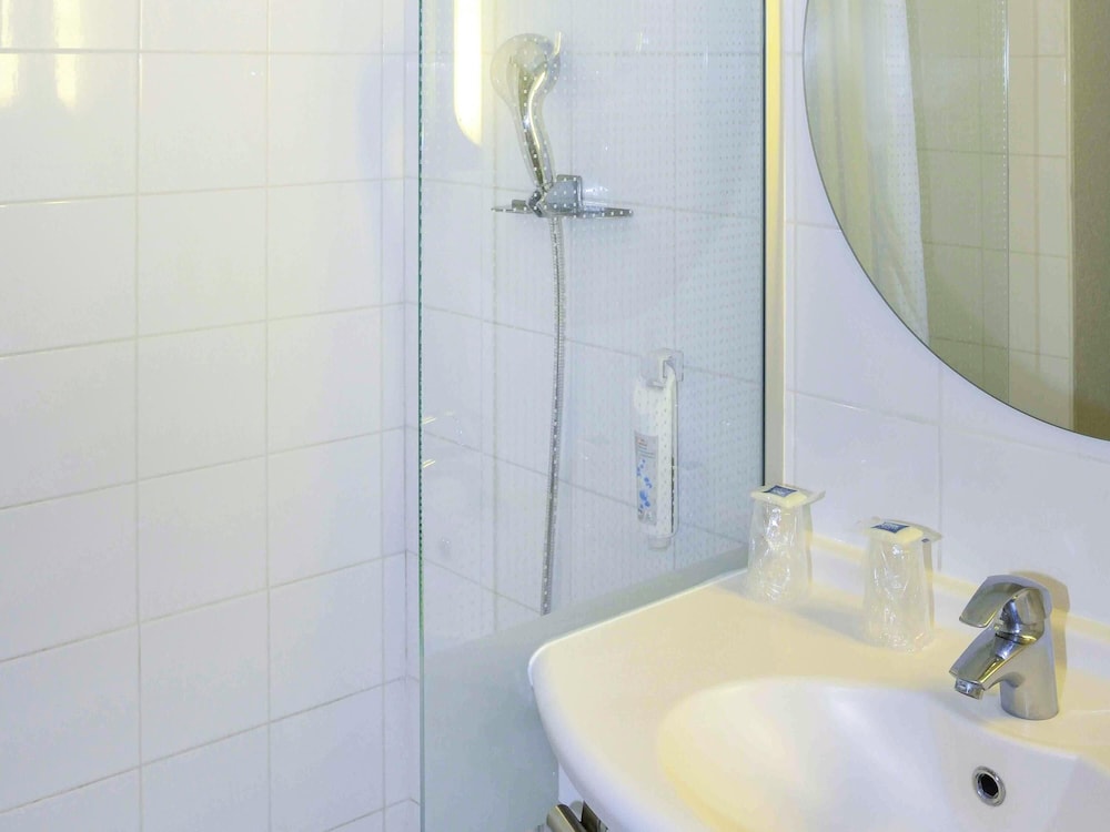 DOS CAMAS INDIVIDUALES. Habitación con dos camas individuales del hotel Ibis Budget Bordeaux Le Lac. Foto 5