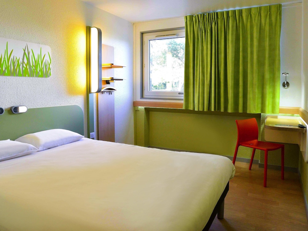 Habitación doble con cama de gran tamaño del hotel Ibis Budget Bordeaux Le Lac