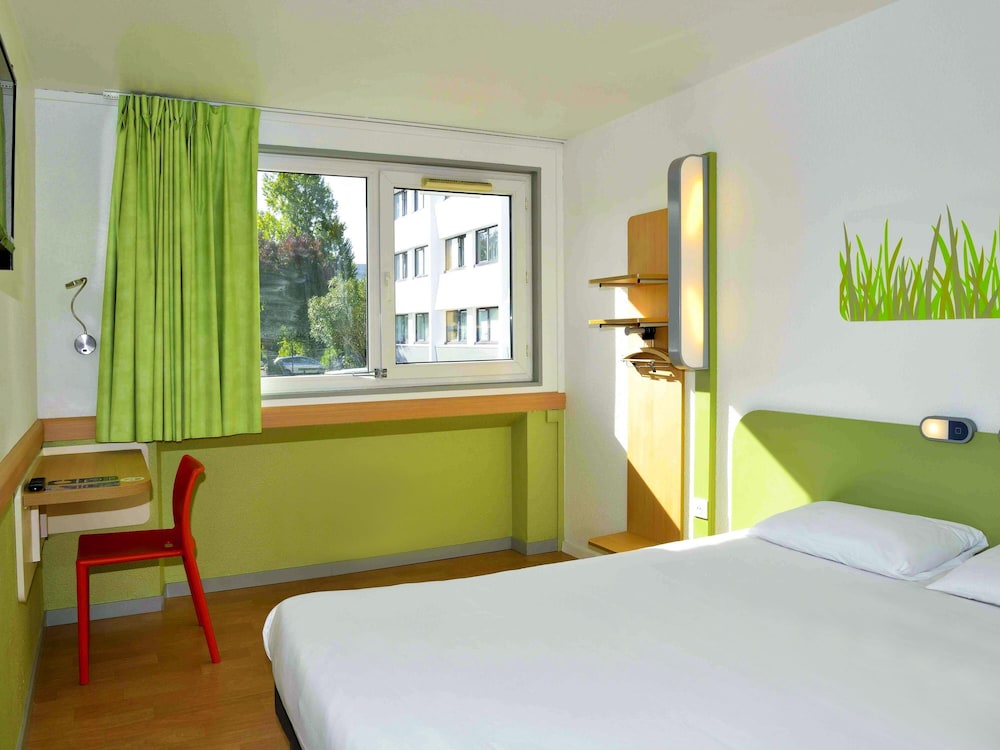 Habitación doble con cama de gran tamaño del hotel Ibis Budget Bordeaux Le Lac. Foto 4