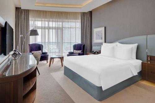 Habitación superior con balcón del hotel Radisson Blu Dubai Waterfront