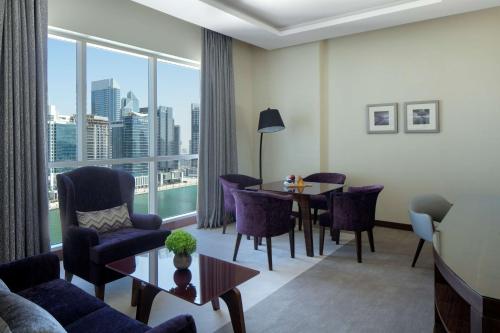 Suite con vistas al centro y acceso al salón del hotel Radisson Blu Dubai Waterfront. Foto 3