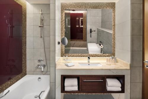 Habitación Estándar con vistas al centro del hotel Radisson Blu Dubai Waterfront. Foto 2