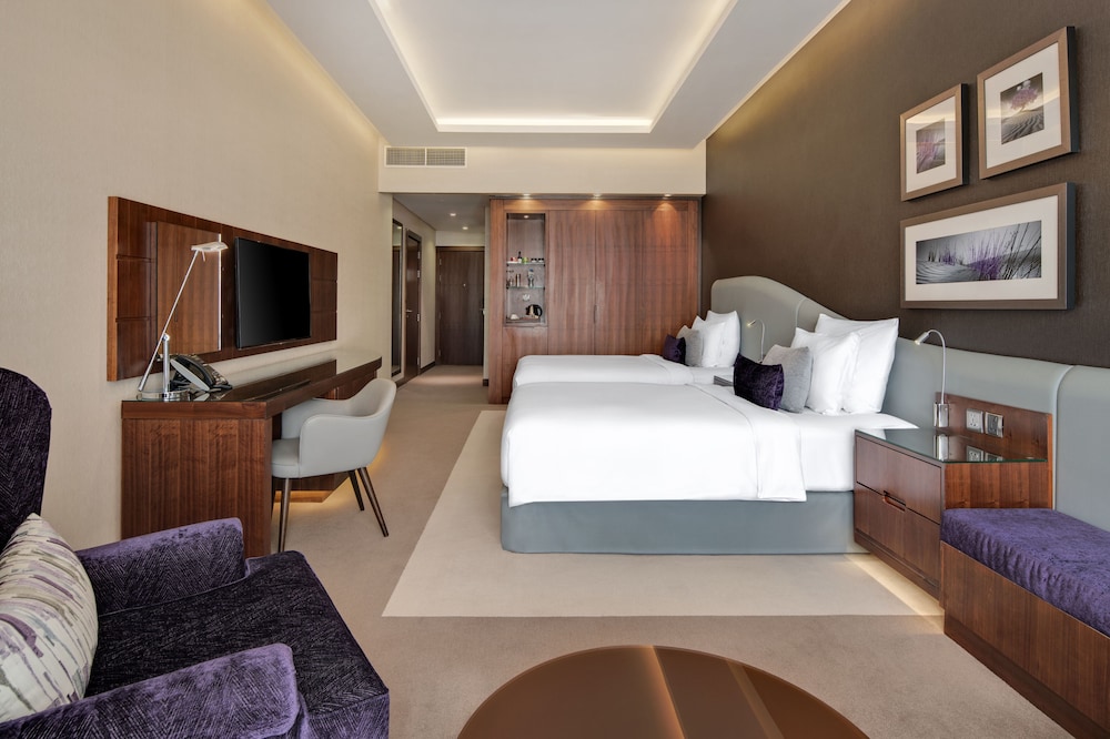 Habitación estándar (Downtown View) del hotel Radisson Blu Dubai Waterfront. Foto 1