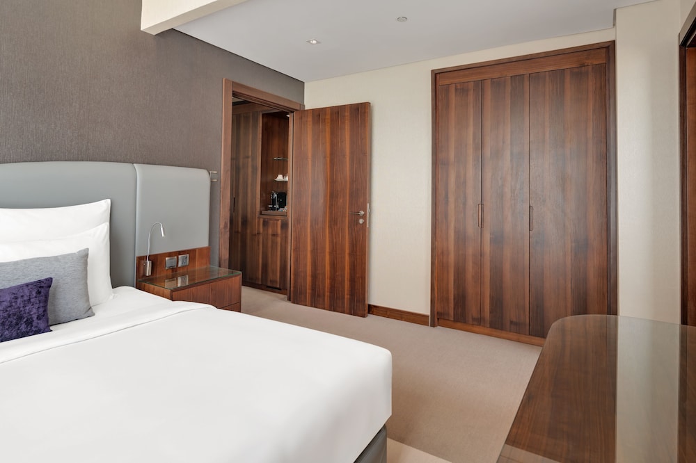 Suite junior (Lounge Access) del hotel Radisson Blu Dubai Waterfront. Foto 1