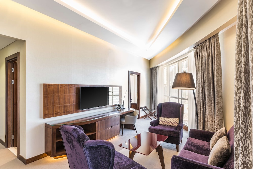 Suite junior (Lounge Access) del hotel Radisson Blu Dubai Waterfront. Foto 3