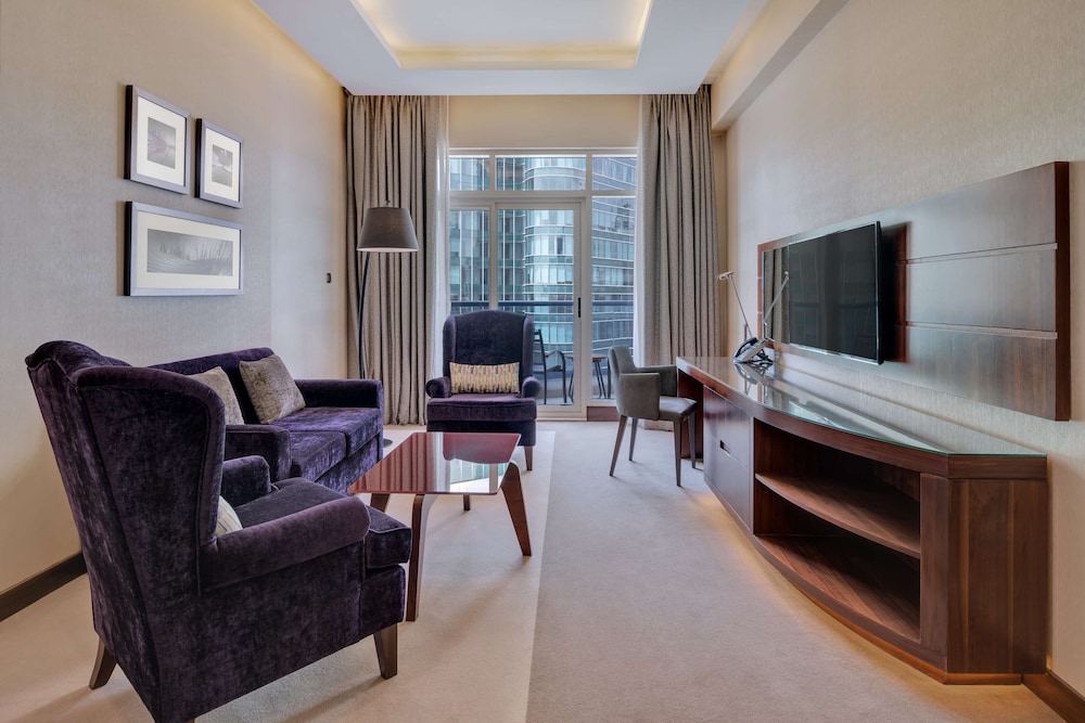 Suite junior (Lounge Access) del hotel Radisson Blu Dubai Waterfront. Foto 4