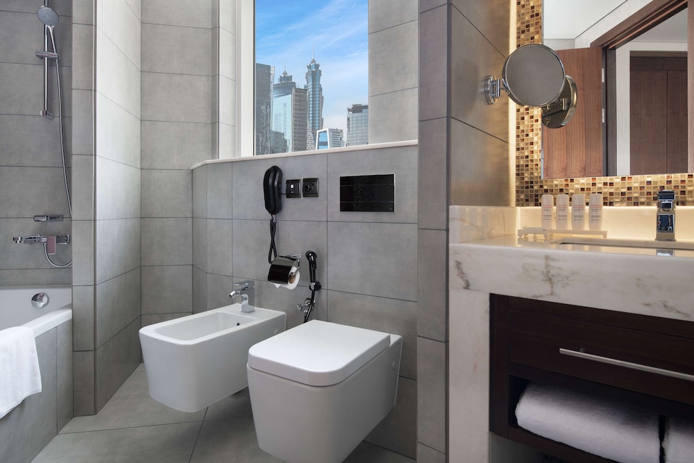 Suite junior (Lounge Access) del hotel Radisson Blu Dubai Waterfront. Foto 6