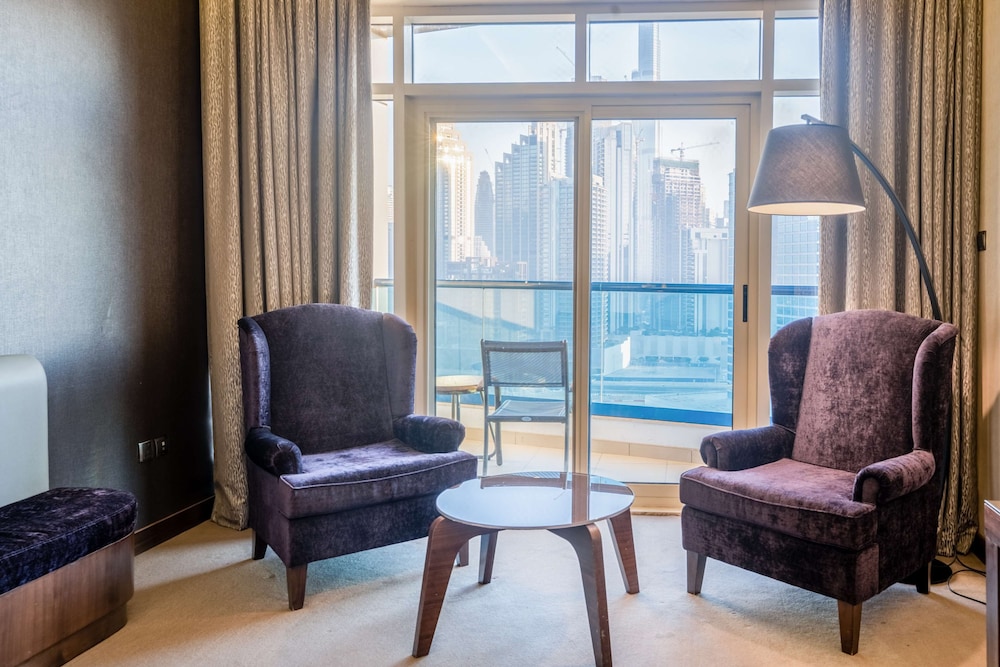 Habitación Premium, balcón (Downtown View) del hotel Radisson Blu Dubai Waterfront. Foto 3