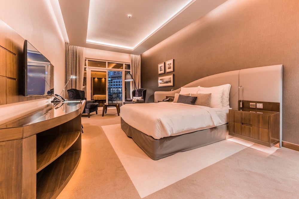 Habitación superior, balcón del hotel Radisson Blu Dubai Waterfront. Foto 2
