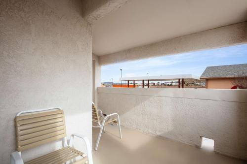 King Suite with Sofa Bed and Balcony - Kitchenette del hotel Best Western Plus King's Inn and Suites. Foto 5
