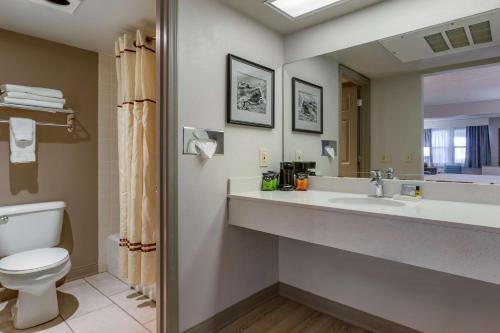 Queen Room with Two Queen Beds and Sofa Bed - Pet Friendly del hotel Best Western Plus King's Inn and Suites. Foto 3