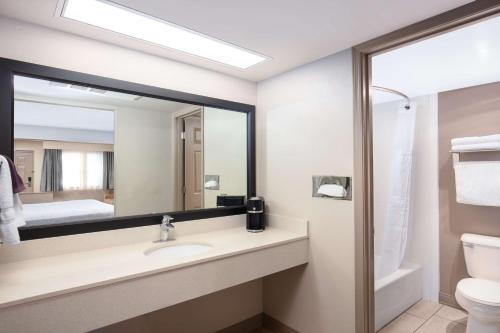 Habitación grande con cama extragrande y sofá cama - No fumadores del hotel Best Western Plus King's Inn and Suites. Foto 3