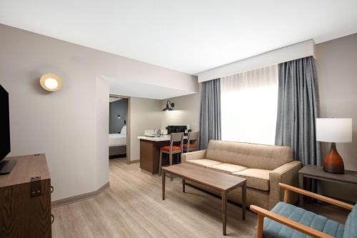 One - Bedroom King Suite with Sofa Bed and Balcony - Kitchenette del hotel Best Western Plus King's Inn and Suites. Foto 7