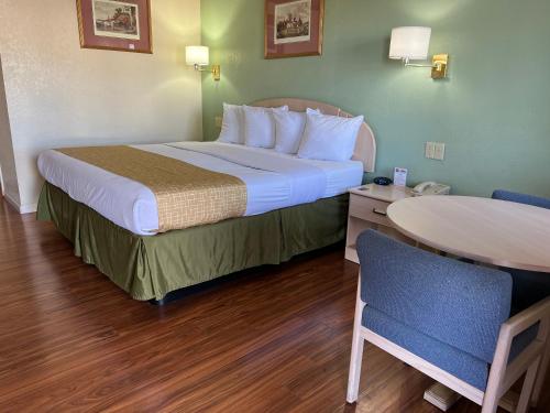 Habitación - 1 cama extragrande - No fumadores del hotel Travelodge by Wyndham Holbrook. Foto 5