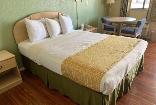 Habitación - No fumadores - Cama grande del hotel Travelodge by Wyndham Holbrook