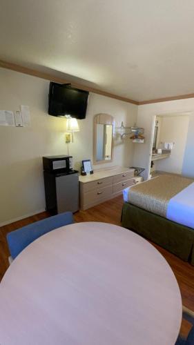 Habitación - No fumadores - Cama grande del hotel Travelodge by Wyndham Holbrook. Foto 1