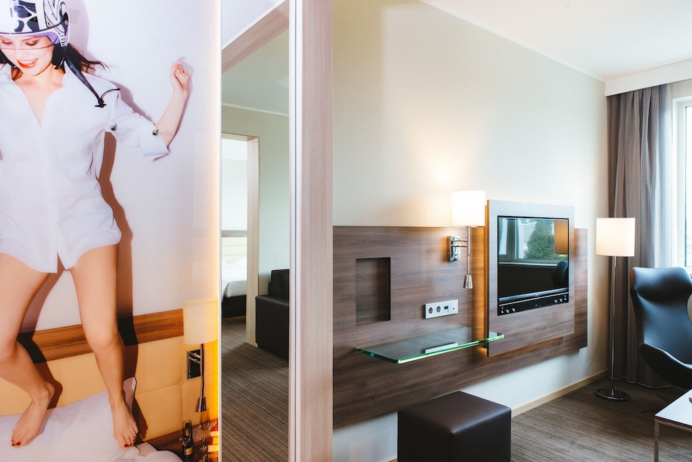 Habitación, 1 cama de matrimonio con sofá cama del hotel Moxy Berlin Ostbahnhof. Foto 1