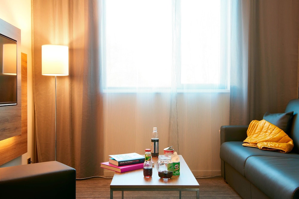 Habitación, 1 cama de matrimonio con sofá cama del hotel Moxy Berlin Ostbahnhof. Foto 6