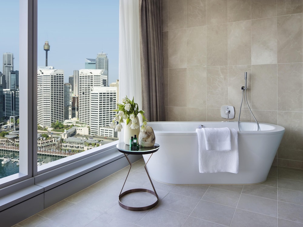SUITE JUNIOR, Beneficios Club Millésime, 1 Cama King Size, Vistas al Puerto Darling del hotel Sofitel Sydney Darling Harbour. Foto 2