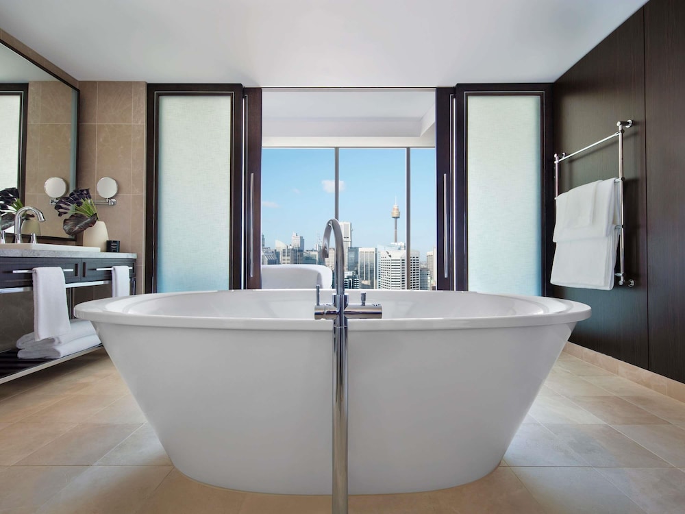 SUITE BELLERIVE, Beneficios Club Millésime, 1 Cama King Size, Sala de Estar y Comedor, Planta Superior del hotel Sofitel Sydney Darling Harbour. Foto 8