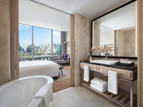 Habitación doble Superior 1 Cama king Vista puerto Premium del hotel Sofitel Sydney Darling Harbour. Foto 6