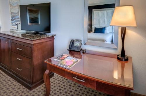 Habitación Deluxe con cama extragrande del hotel Rosen Plaza Resort