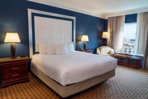 Habitación Deluxe con cama extragrande del hotel Rosen Plaza Resort. Foto 1