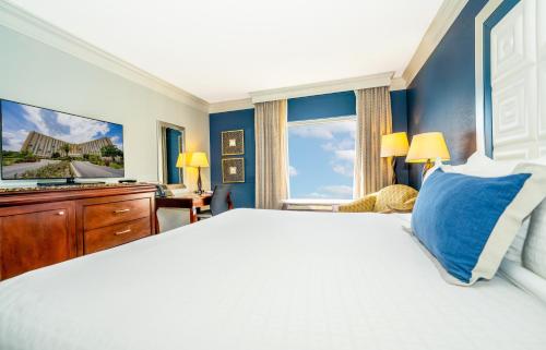 Habitación Deluxe con cama extragrande del hotel Rosen Plaza Resort. Foto 3