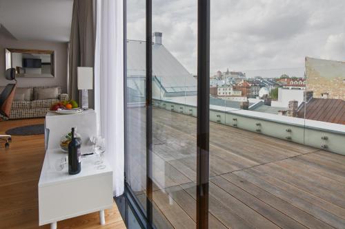 Suite Balcón o Terraza Vista ciudad Sofá Cama incluido Jacuzzi 2 Camas individuales del hotel Inx Design. Foto 7