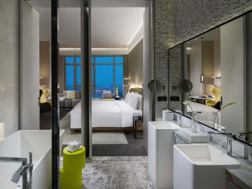 Luxury Room Club Millesime Modern Style (King bed) del hotel Sofitel Foshan. Foto 2