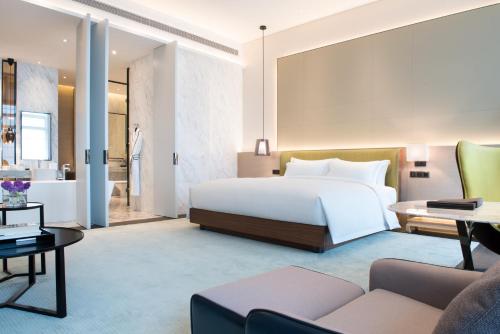 Luxury Premium Room Modern Style (King bed) del hotel Sofitel Foshan. Foto 4