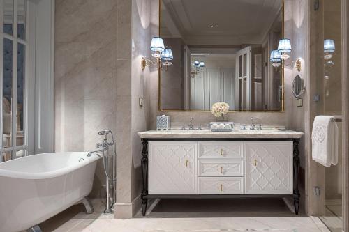 Luxury Premium Room French Style (King bed) del hotel Sofitel Foshan