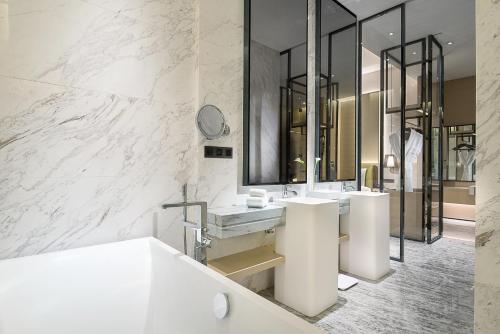 Luxury Premium Room Modern Style (King bed) del hotel Sofitel Foshan. Foto 6