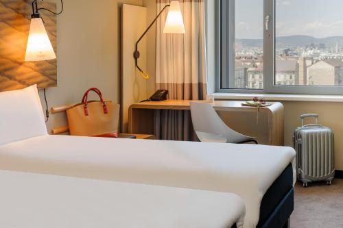 Habitación Doble Estándar - 2 camas del hotel Ibis Wien Hauptbahnhof. Foto 8