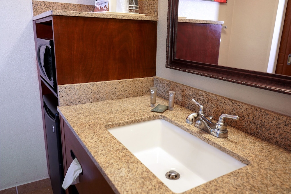 Habitación doble Lujo 2 Camas dobles del hotel Rosen Inn At Pointe Orlando. Foto 15
