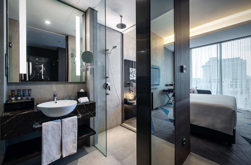 Habitación Deluxe con 1 cama doble del hotel Novotel Singapore On Stevens. Foto 3