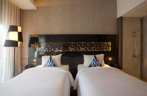 Habitación Deluxe con 2 camas individuales del hotel Novotel Singapore On Stevens. Foto 1