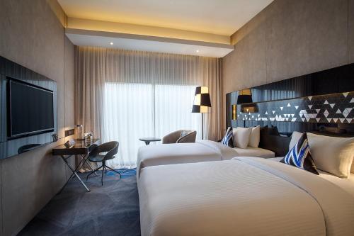 Habitación Deluxe con 2 camas individuales del hotel Novotel Singapore On Stevens. Foto 2