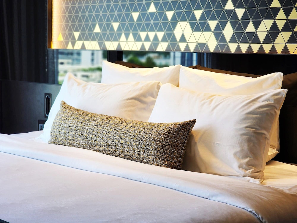 Suite Premier con 1 cama king size del hotel Novotel Singapore On Stevens. Foto 2