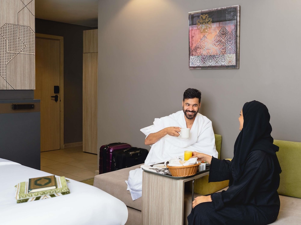 Habitación Triple Estándar con 3 camas individuales del hotel Ibis Styles Makkah. Foto 2