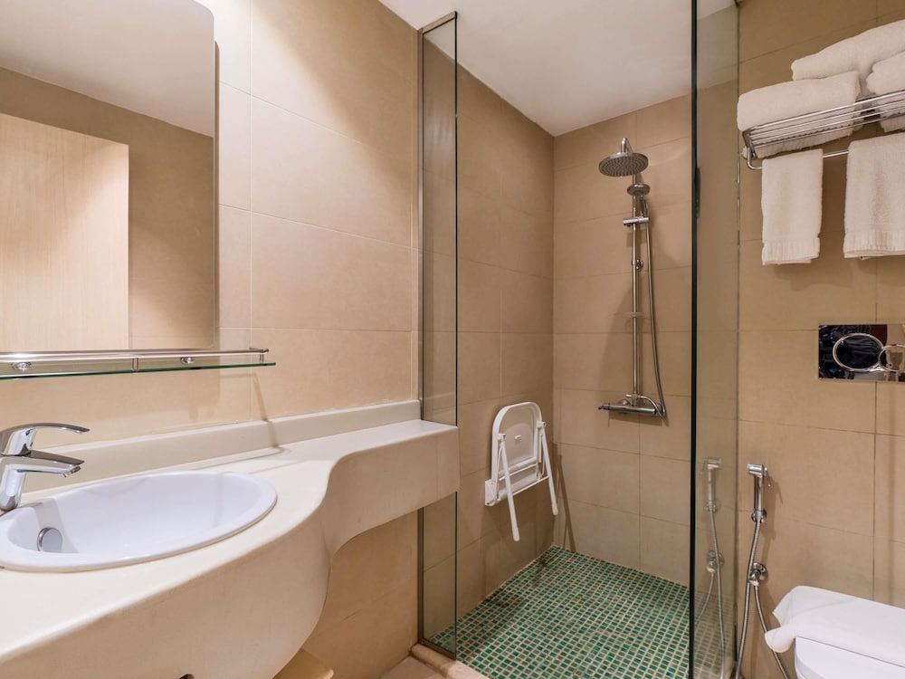 Habitación Triple Estándar con 3 camas individuales del hotel Ibis Styles Makkah. Foto 3