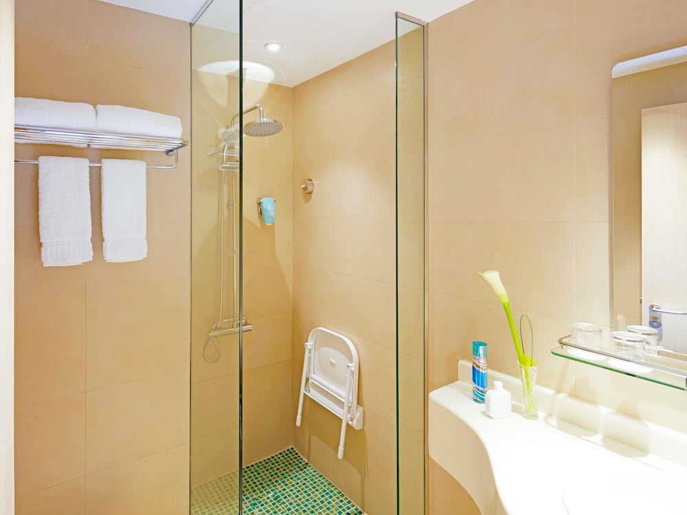 Habitación Triple Estándar con 3 camas individuales del hotel Ibis Styles Makkah. Foto 4